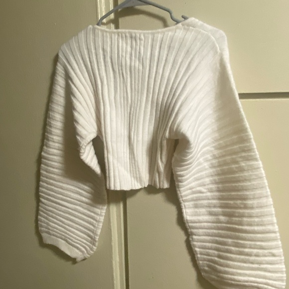 Chic White V-Neck Ribbed Sweater - Picture 4 of 5